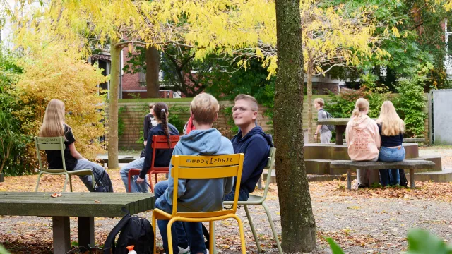 Leerlingen op schoolplein