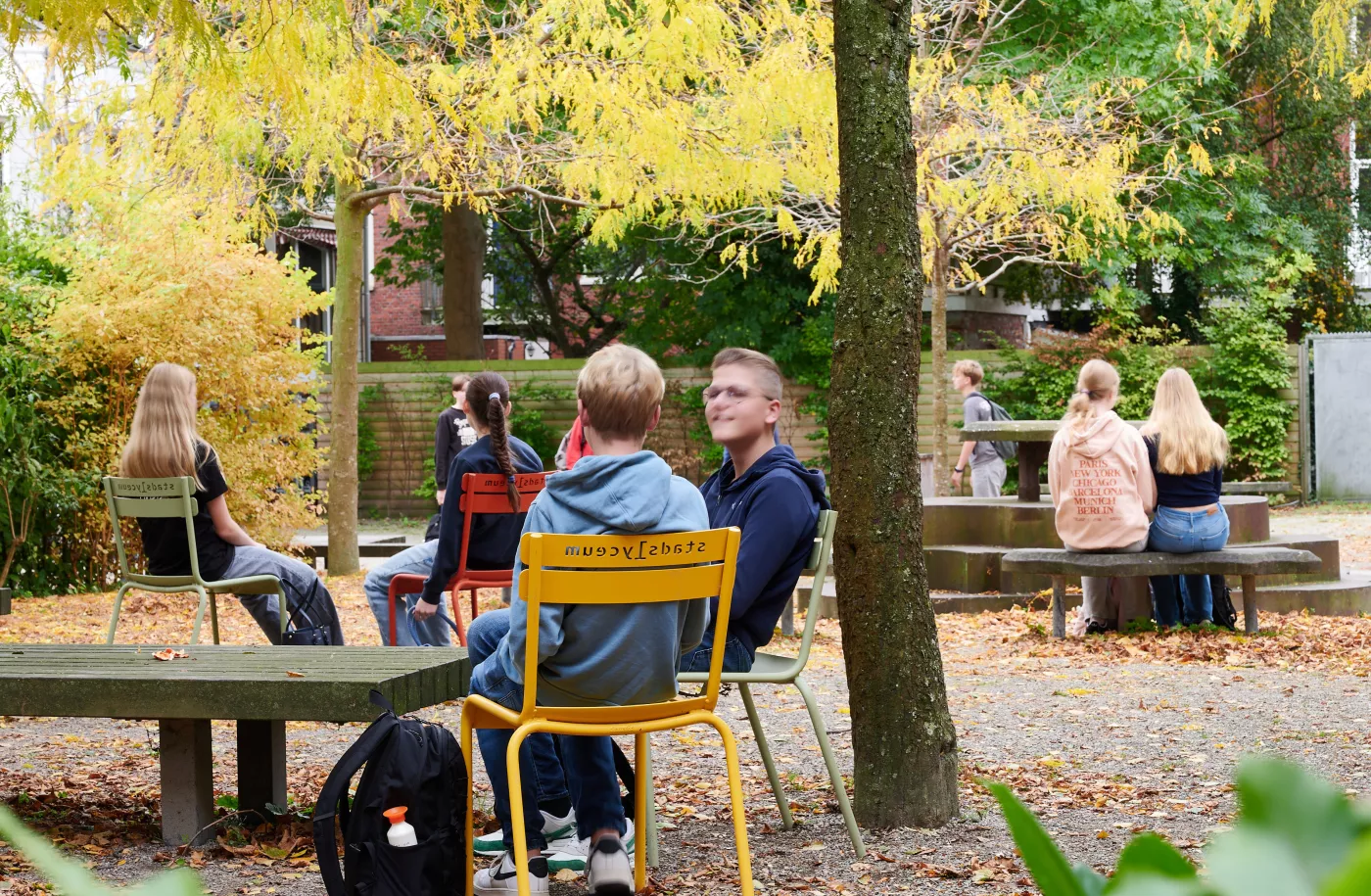 Leerlingen in de tuin.