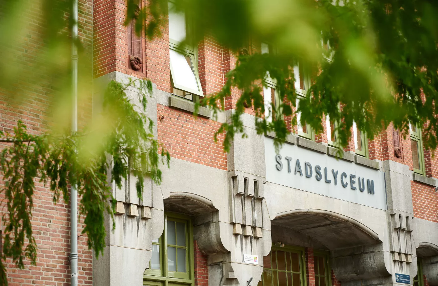 De voorgevel van het Stadslyceum.