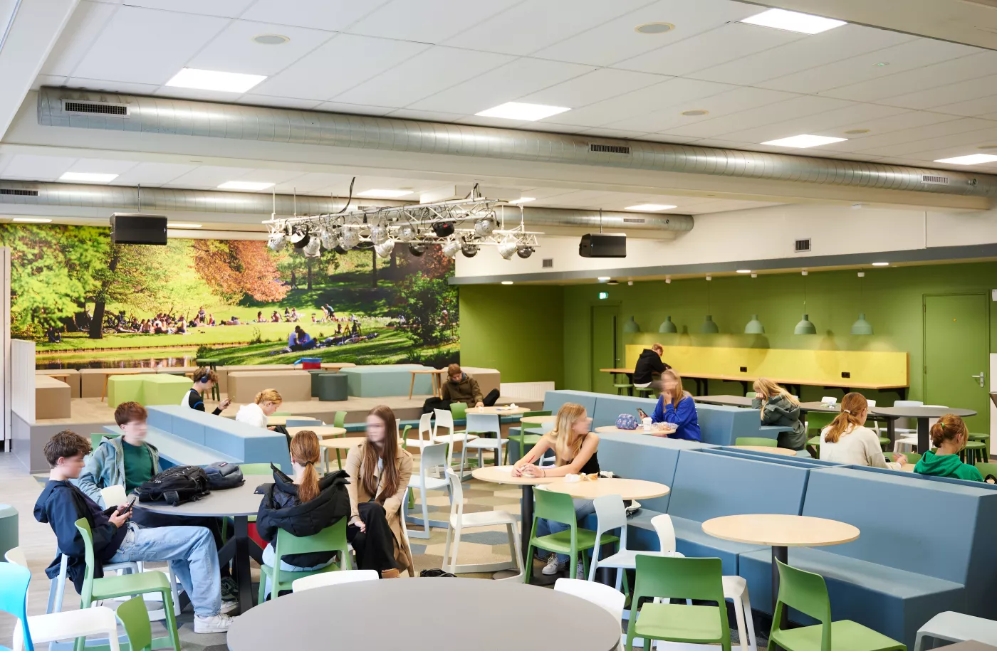 Leerlingen in de kantine van het Stadslyceum.