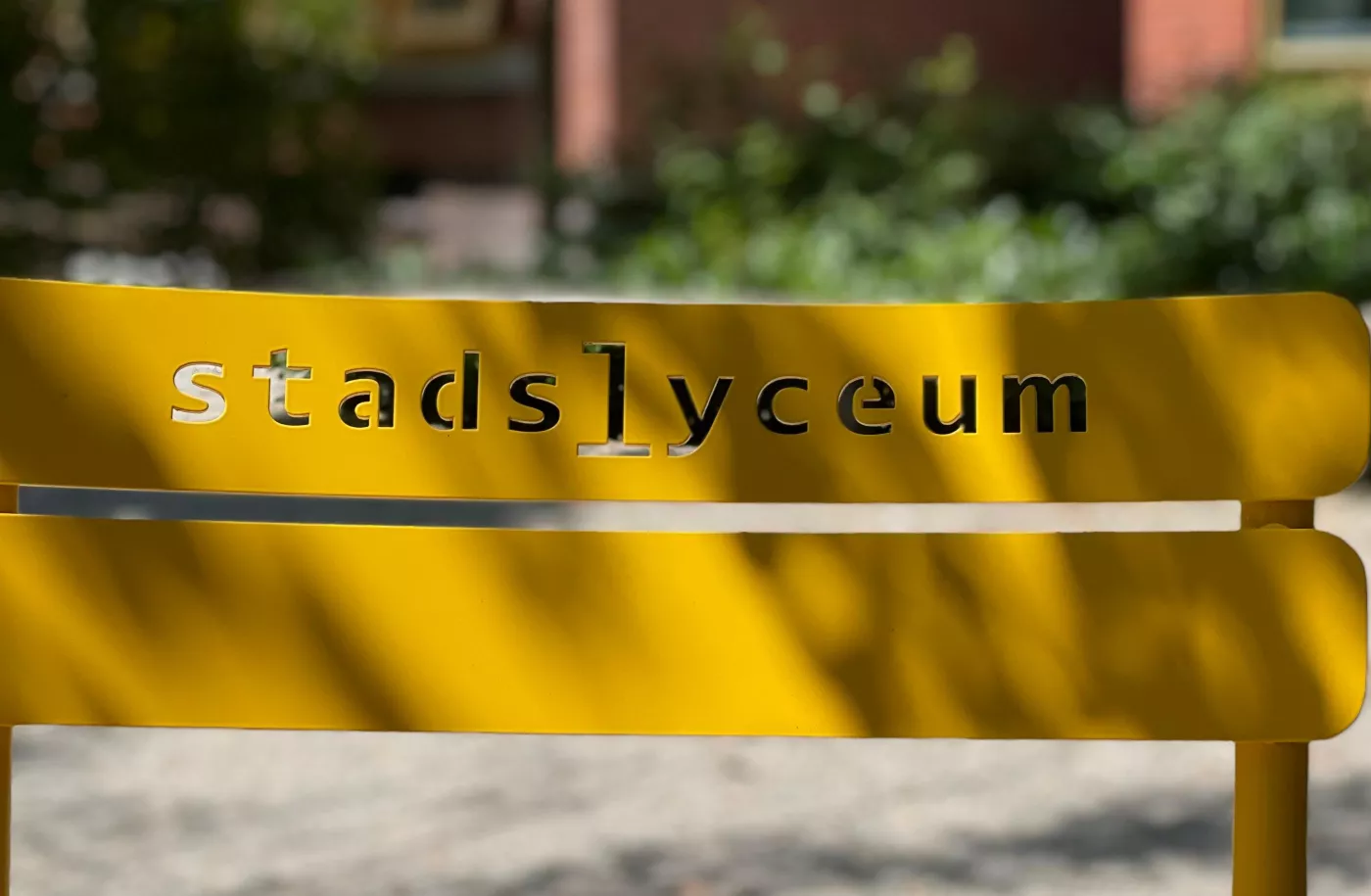 Stadslyceum-stoeltje in de schooltuin.