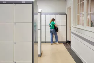 Leerling in het kluisjeshuis.