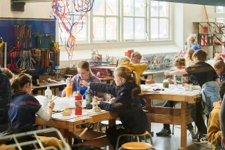 Stadslyceum-leerlingen in het kunstlokaal.