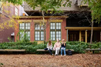 Stadslyceum-leerlingen op een rijtje in de tuin.