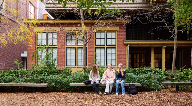 Stadslyceum-leerlingen op een rijtje in de tuin.